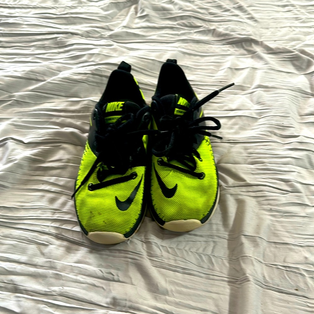 Boy’s size 1Y Nike shoes